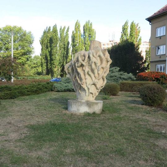Kamenná plastika na rohu ulic Zborovská a Palackého v Chomutově