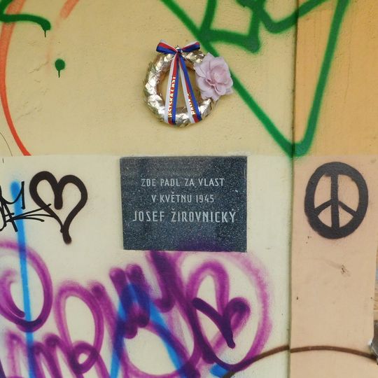 Pamětní deska Josefa Žirovnického na bývalém nádraží v Bubenči