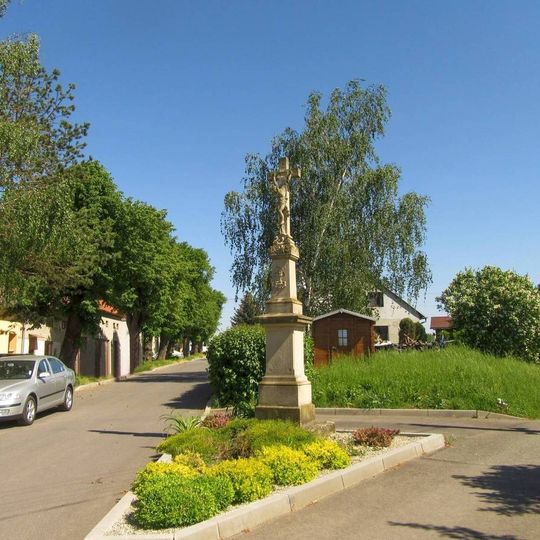 Kříž v Tištíně na rozcestí ke hřbitovu