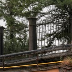 Ограда на подпорной стене главной плотины (Колпино)