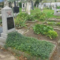 Pomník padlému rudoarmějci na hřbitově u Mlékojed