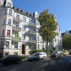 Mietshaus in geschlossener Bebauung mit Vorgarten Barbarossastraße 72