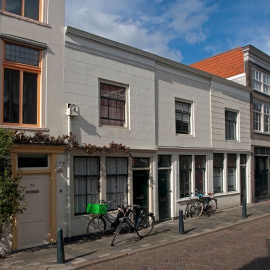 Pand met eenvoudig lijstgeveltje