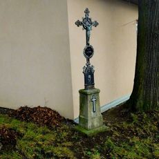 Kříž na rozcestí v severní části Dunic