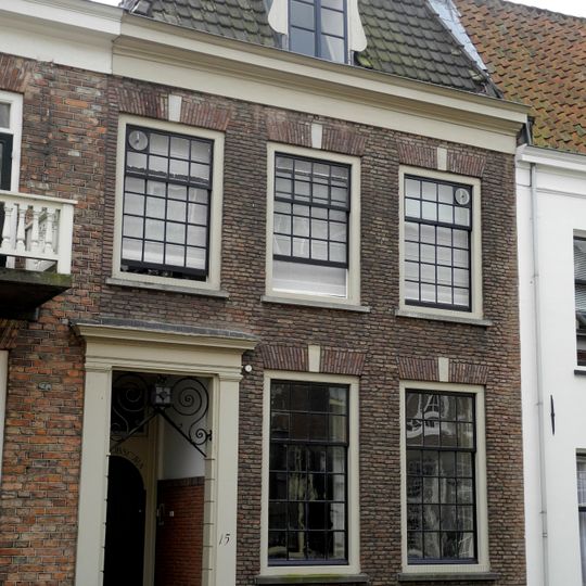 Huis met rechte kroonlijst