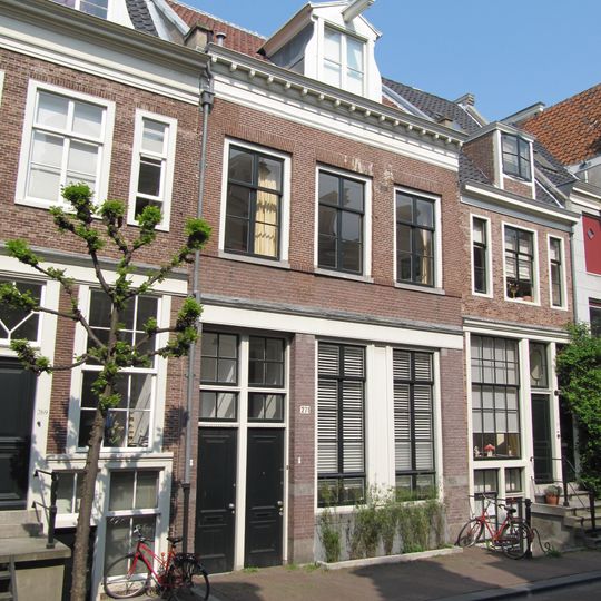 Huis onder dwars dak met gevel onder rechte lijst