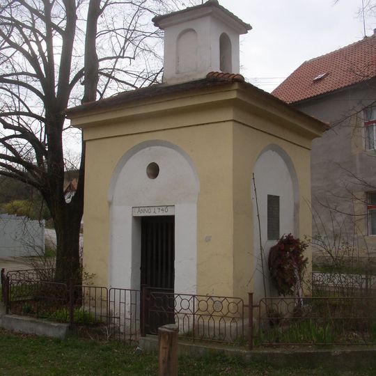 Kaplička s pamětní deskou v Blevicích