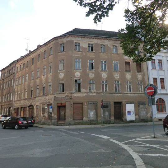 Mietshaus in geschlossener Bebauung, mit Laden mit originaler Front, Eckhaus Postplatz 8