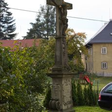 Kříž v Sudslavi u kostela