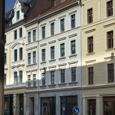 Mietshaus in geschlossener Bebauung, mit Läden mit originaler Fassade Hospitalstraße 43