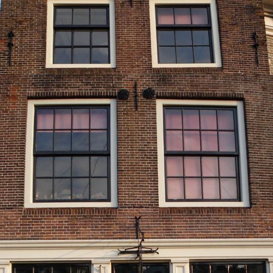 Pand met eenvoudige, afgeknotte puntgevel