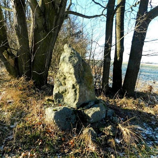 Pamětní kámen u polní cesty na jižním okraji Lovětína