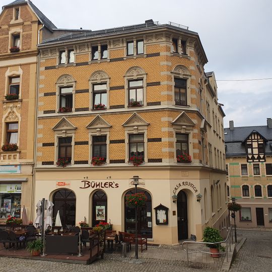 Mietshaus in Ecklage und in geschlossener Bebauung Hauptmarkt 9