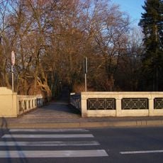 Lávka z mostu Kolínské ulice přes Staré Labe na ostrov v Nymburce