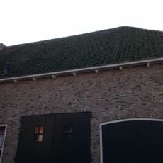 Schuur-pakhuis, langsgevel aan karsteil