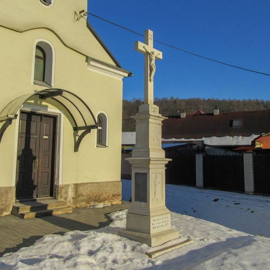 Kříž v Hrabové před kaplí
