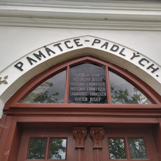 Pamětní desky padlých v Ouběnicích na kapli