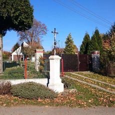 Kříž v Lišicích u rozcestí