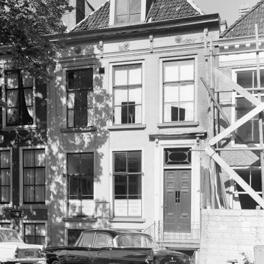 Pand onder voor afgeschuind zadeldak; topschoorsteen en dakkapel op voorschild