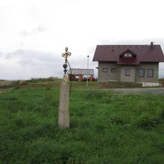 Kříž u Luženic u cesty na severozápad