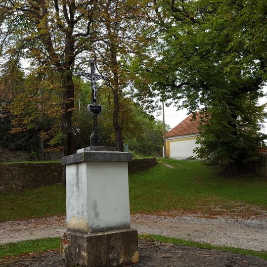 Kříž před kostelem svatého Bartoloměje ve Všeradicích