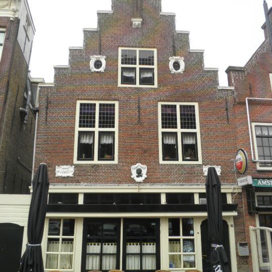 Pand met lijstgevel voorzien van consoles en een driehoekig fronton als bekroning