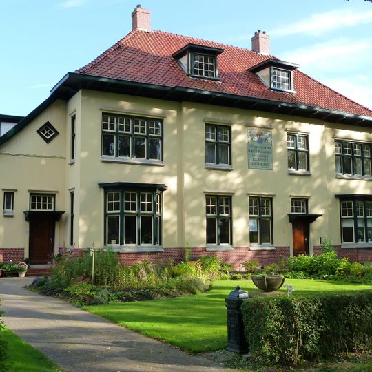 Voorm. belastingkantoor met twee dienstwoningen