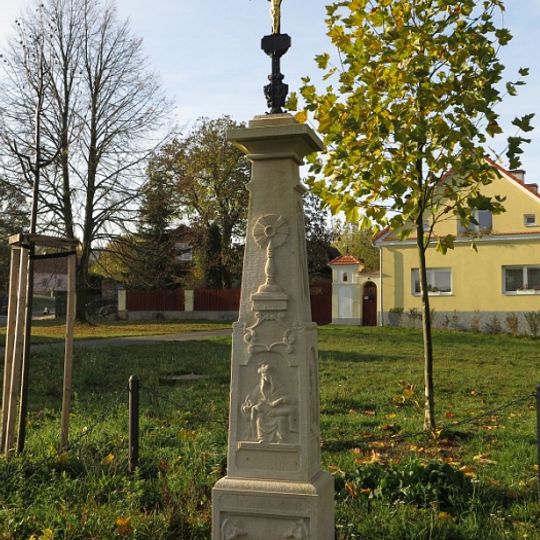 Kříž jihozápadně od kaple v Doubravě