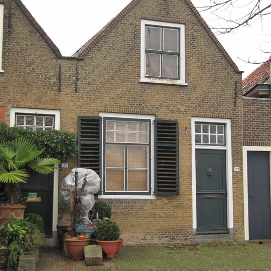 Vingerling 33, Middelharnis