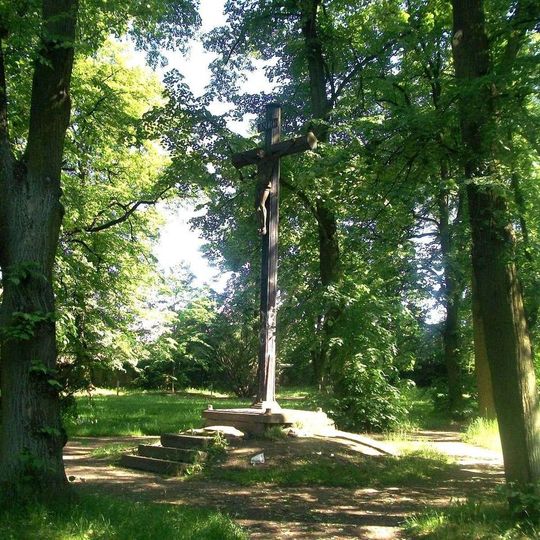 Kříž v Rokycanech u kostela Nejsvětější trojice