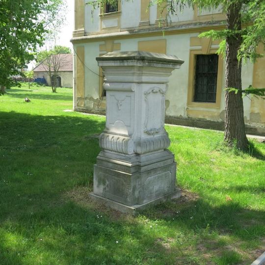 Podstavec sochy svatého Františka Xaverského vlevo u fary v Bezně