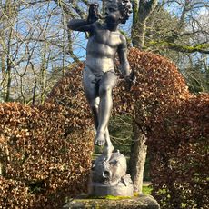 Faune soufflant dans une corne