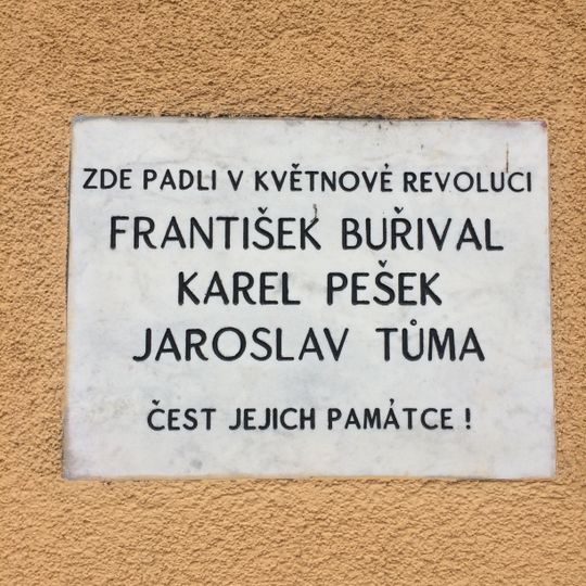 Pamětní deska Františka Buřivala, Karla Peška a Jaroslava Tůmy na domě Jana Želivského 29/1859 na Žižkově