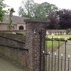Sint-Willibrorduskerk: bakstenen kerkhofmuur