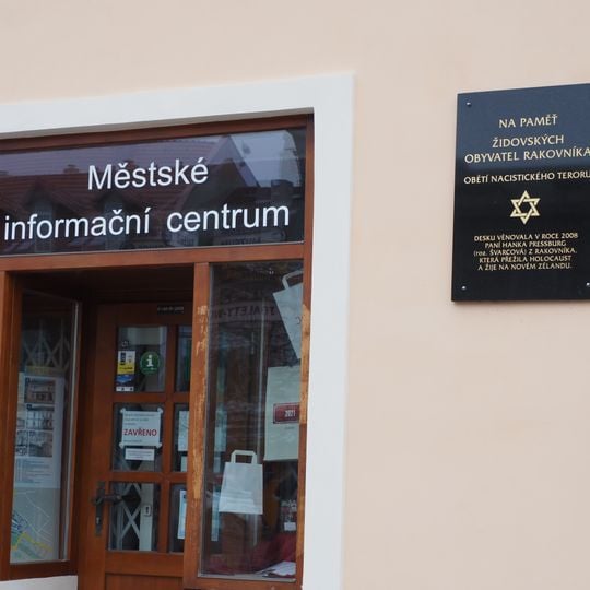 Pamětní deska židovských obětí nacismu na domě Husovo náměstí 114 v Rakovníku