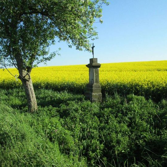 Kříž mezi vsemi Chříč a Studená