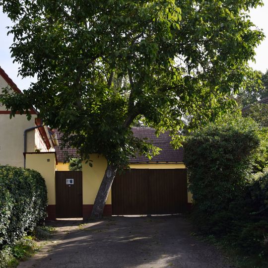 Wohnstallhaus und Seitengebäude eines Dreiseithofes Am Dorfteich 10