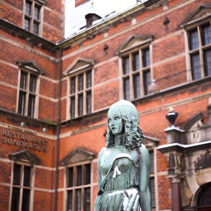 Hamlet and Ophelia statues