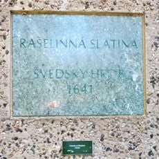 Pomník Švédský hrob u silnice západně od Kovářské