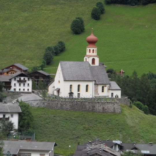 Pfarrkirche St. Martin mit Friedhofskapelle und Friedhof in Pfunders
