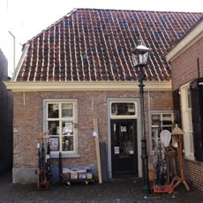 Eenvoudig witgepleisterd huisje