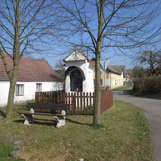 Kaplička v Hojovicích u rozcestí