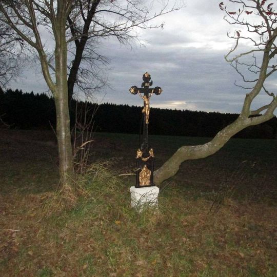 Kříž jižně od Nízké Lhoty u rozcestí