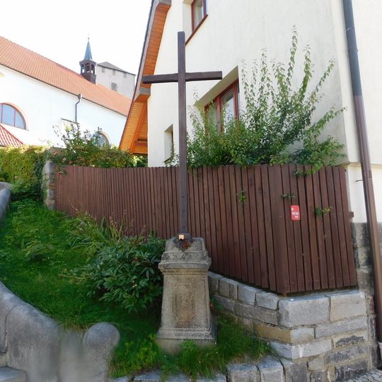 Kříž pod schody ke kostelu v Lipnici nad Sázavou