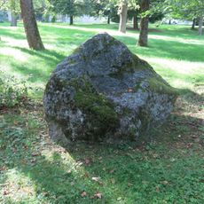 Pomník nejasného účelu v parku pod hřbitovem v Mariánských Lázních