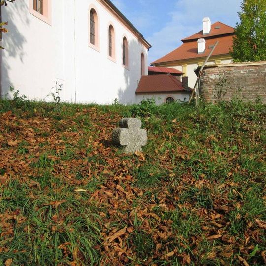 Smírčí kříž ve Svojšíně u kostela