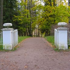 Gate with vases in Pavlovsk park