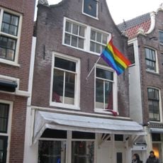 Huis met latere gevel onder klokvormige top met rollagen