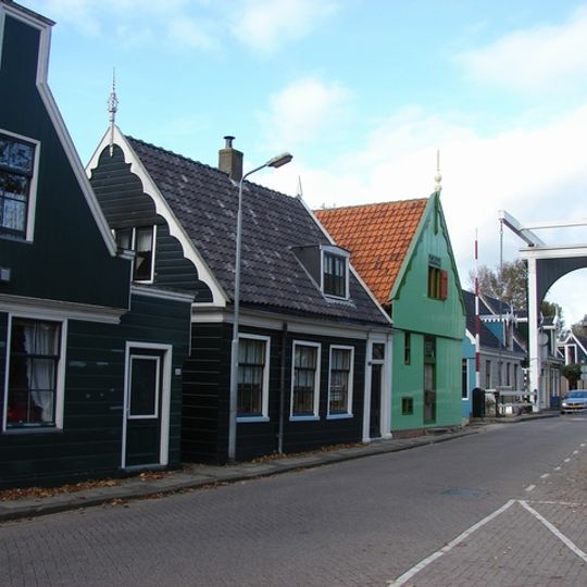 Houten huis met puntgevel