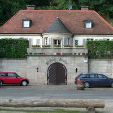 Wohnhaus mit Walmdach und Helbigkeller